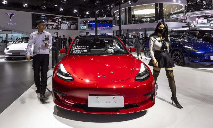 Tesla 'quay đầu' tăng giá xe