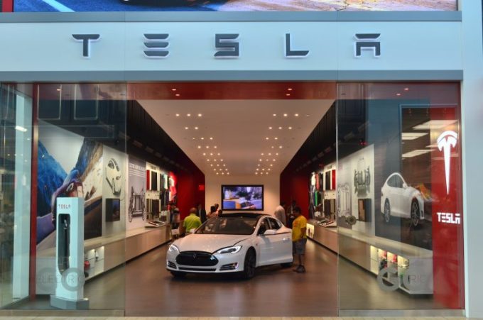 Tesla lại giảm giá xe