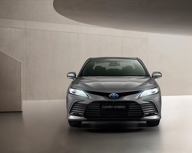Toyota Camry Hybrid 2022 trình làng, thêm trang bị, giá rẻ hơn