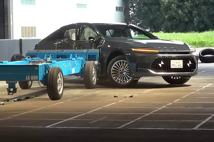 Toyota Crown được vinh danh là dòng xe an toàn nhất Nhật Bản