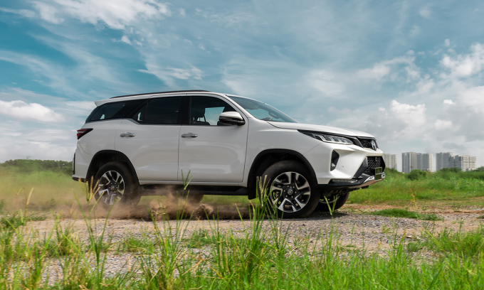 Toyota Fortuner 2022 ra mắt, giá tăng cao nhất 53 triệu đồng