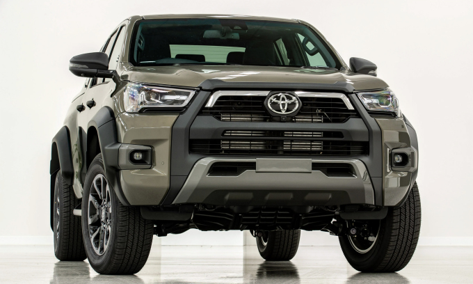 Toyota Hilux Rogue 2023 giá từ 47.700 USD