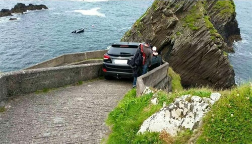 Ôtô kẹt cứng vì tài xế cố đi vào đường dành cho người đi bộ