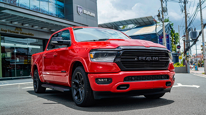 Xe bán tải RAM 1500 chính hãng giá bán hơn 5 tỷ có mặt tại đại lý 