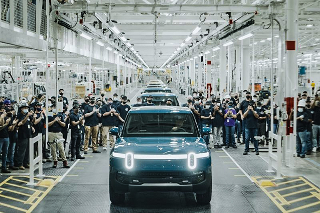 Xe bán tải điện Rivian R1T xuất xưởng cạnh tranh với Tesla Cyber Truck