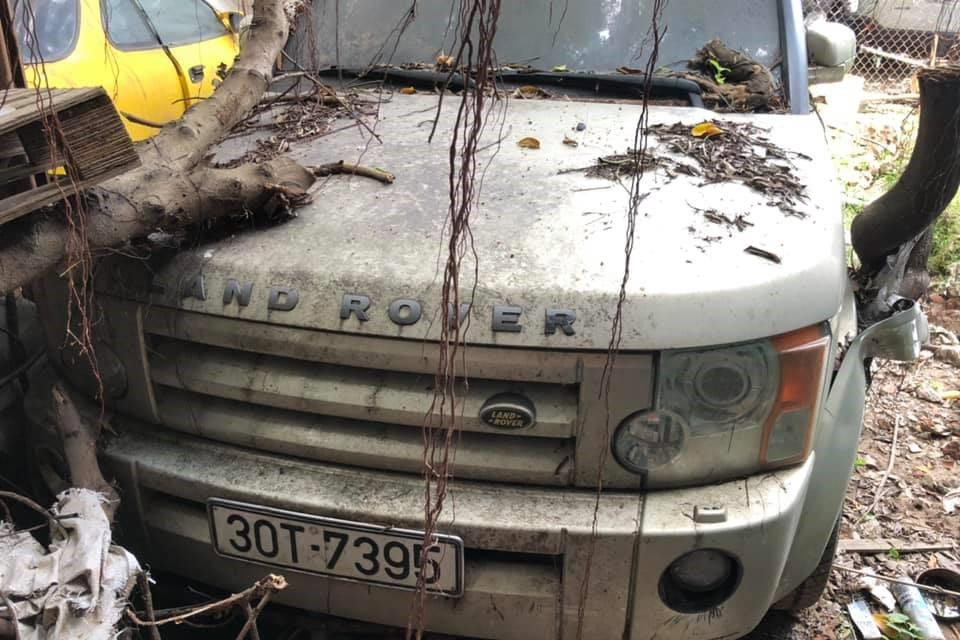 Loạt xe tiền tỷ Ford Mustang, Hummer H2, Land Rover bị bỏ rơi tại Hà Nội