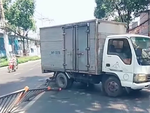 Clip: Xe tải quên kéo phanh tay, bị tuột dốc suýt gây tai nạn