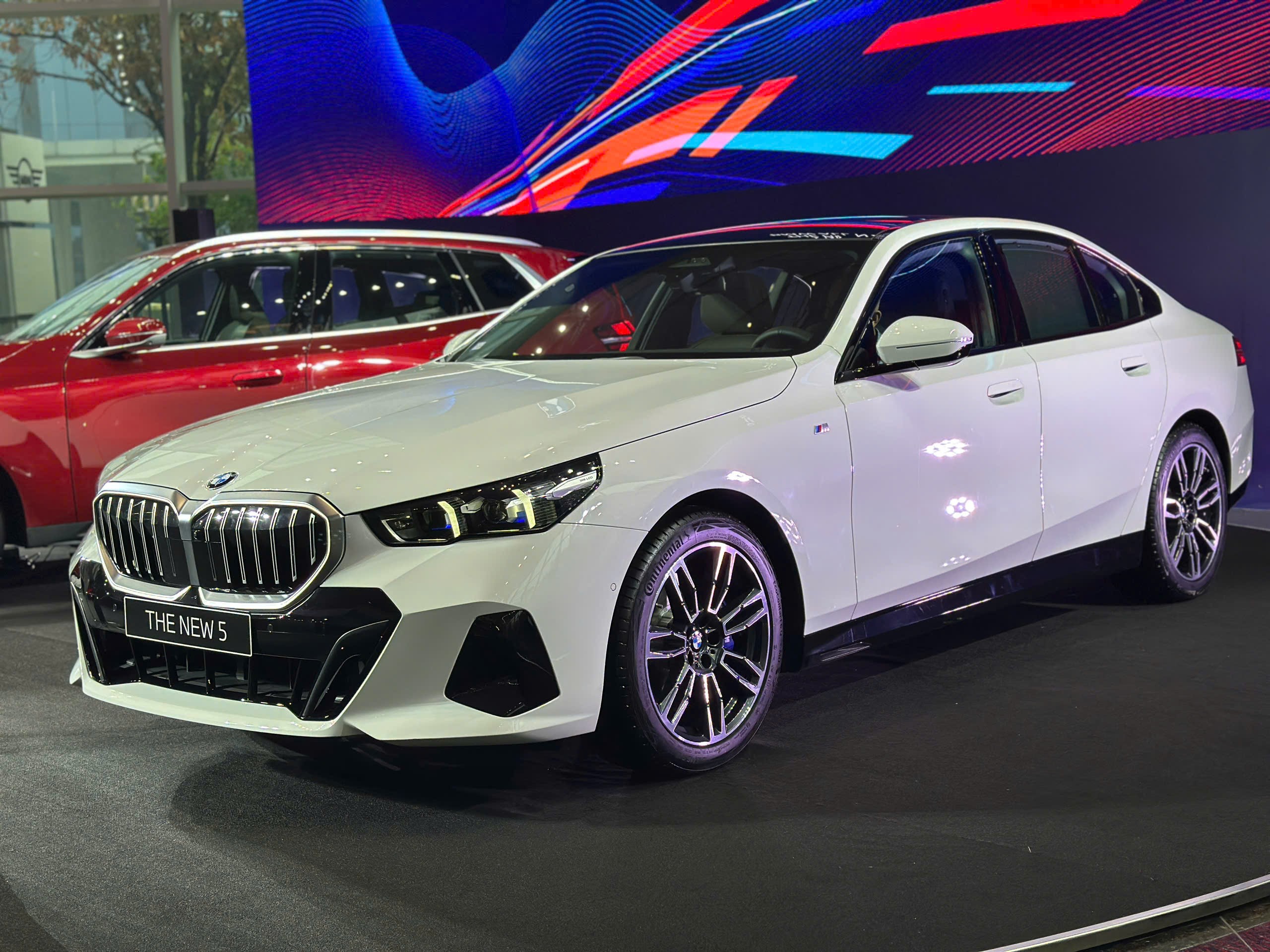 Cận cảnh BMW 5-Series mới tại Việt Nam, giá gần 2,6 tỷ đồng