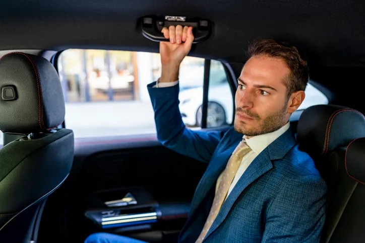 Công dụng ít người biết của tay nắm trên trần xe ô tô