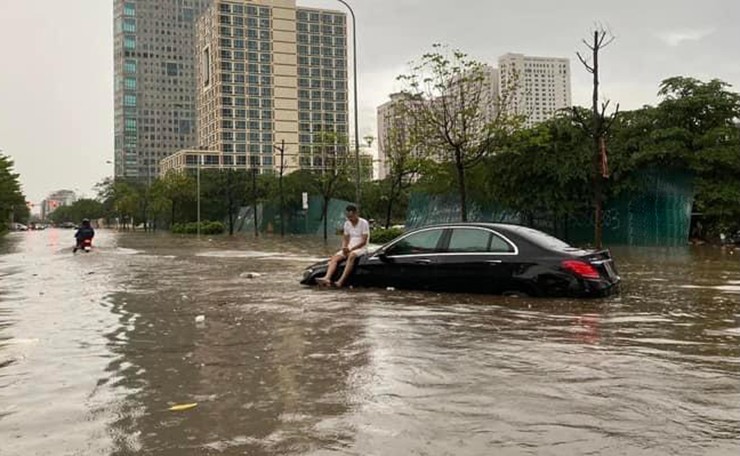4 lưu ý bảo quản xe hơi và di chuyển an toàn trong mùa mưa bão