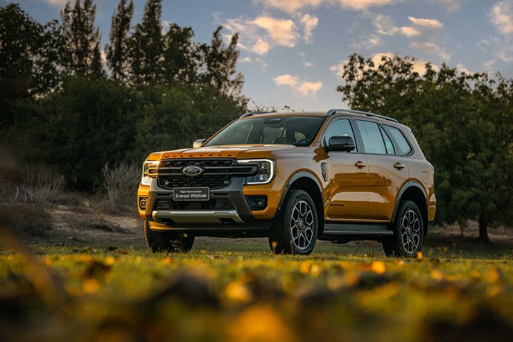 Giá xe Ford Everest niêm yết và lăn bánh tháng 6/2025