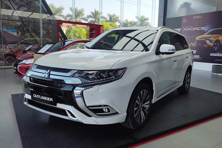 Giá xe Mitsubishi Outlander tháng 6/2025, crossover 7 chỗ từ 825 triệu đồng