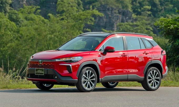 Toyota Việt Nam giảm giá 4 dòng xe hybrid 37-200 triệu đồng