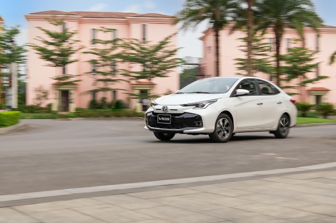 Sedan cỡ B tháng 11: Vios tiếp tục lập đỉnh, City bám sát phía sau