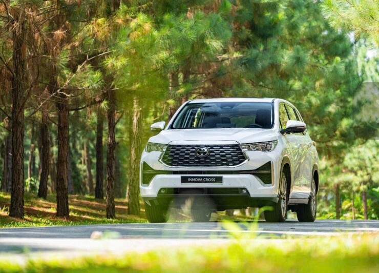 Ưu nhược điểm của Honda HR-V e: HEV RS khi “đối đầu” Toyota Innova Cross HEV