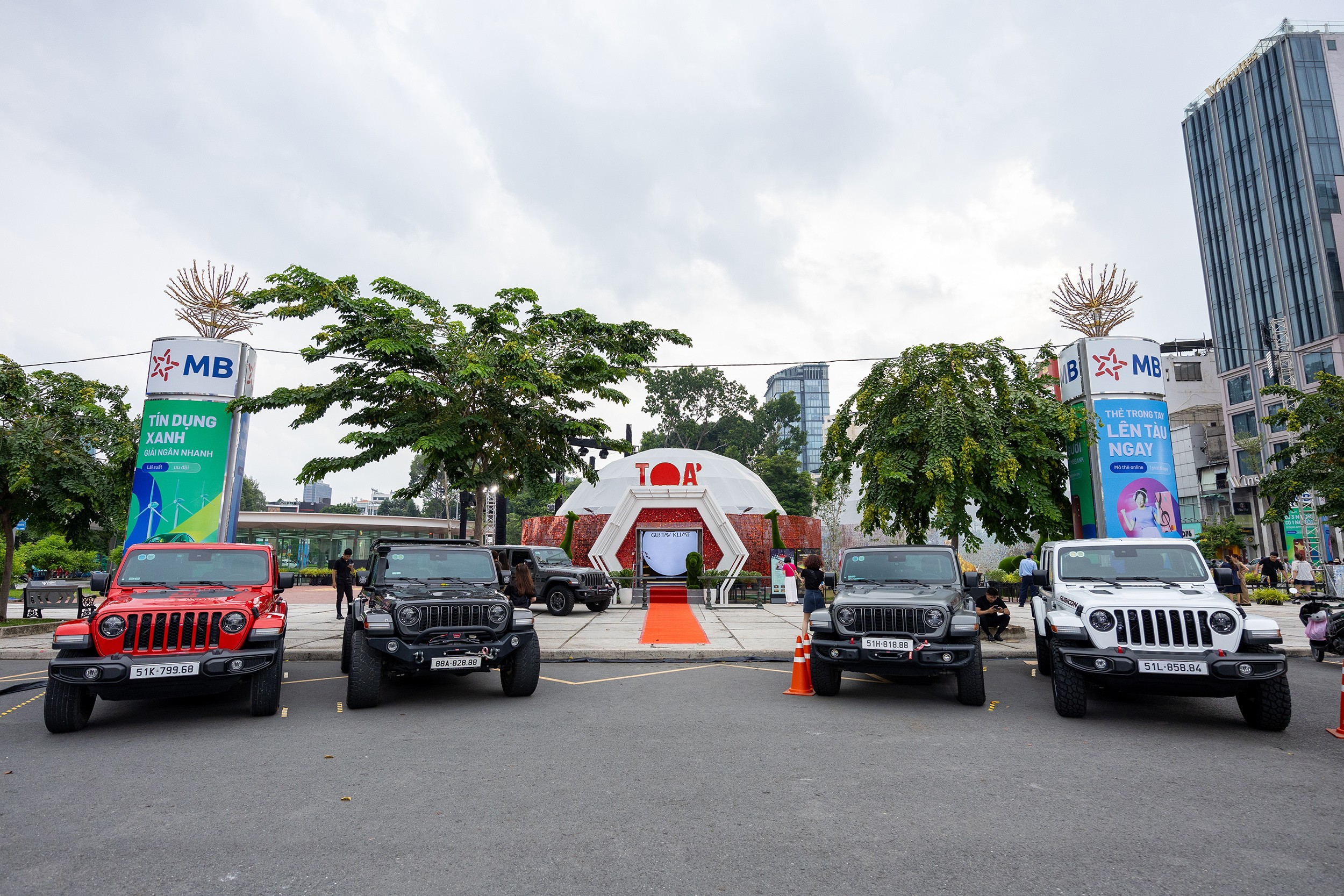 Loạt xe Jeep nâng cấp có mặt tại trung tâm TP.HCM thu hút người đi đường