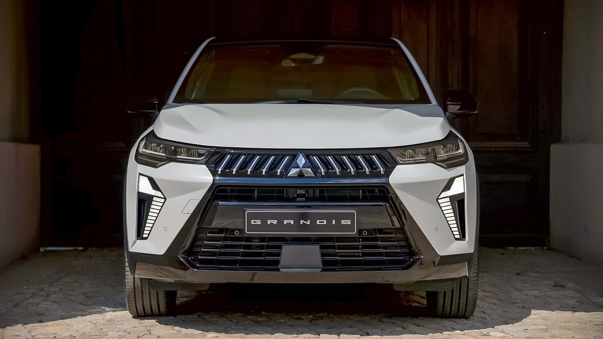 Mitsubishi hé lộ hình ảnh đầu tiên về mẫu xe Grandis mới
