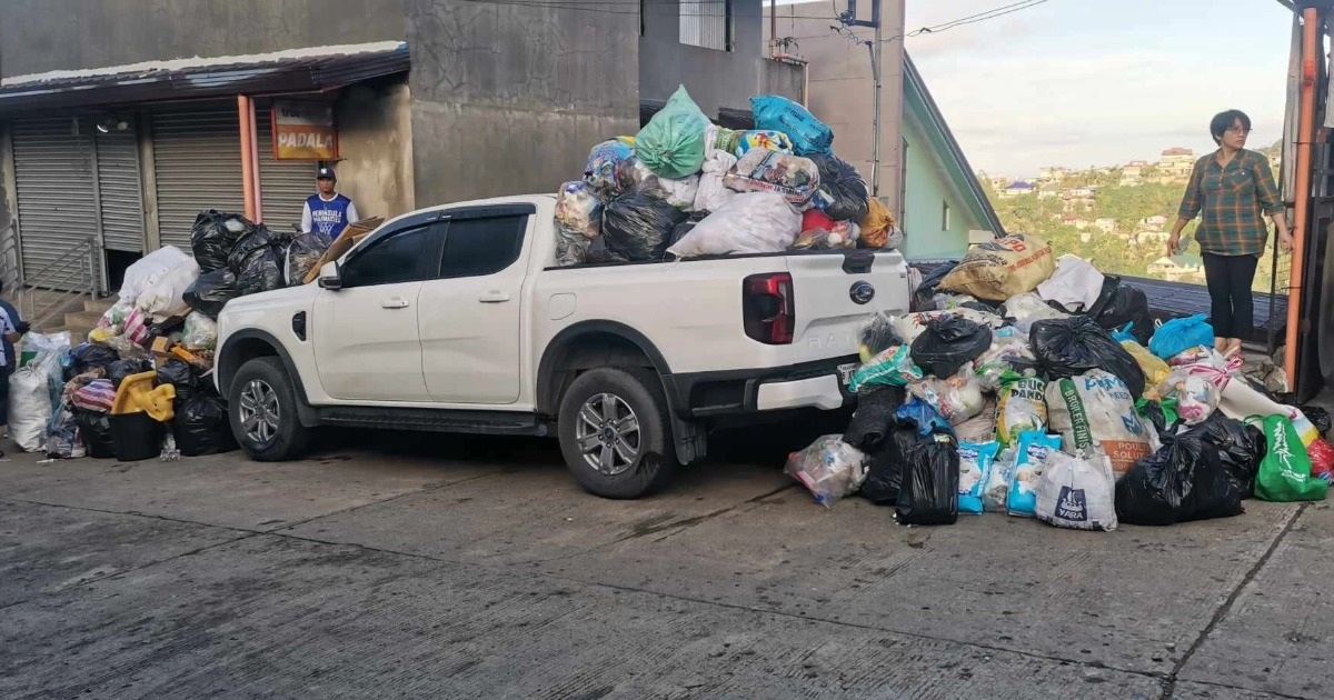 Chiếc xe bán tải Ford Ranger bị chất đầy rác vì đỗ không đúng chỗ