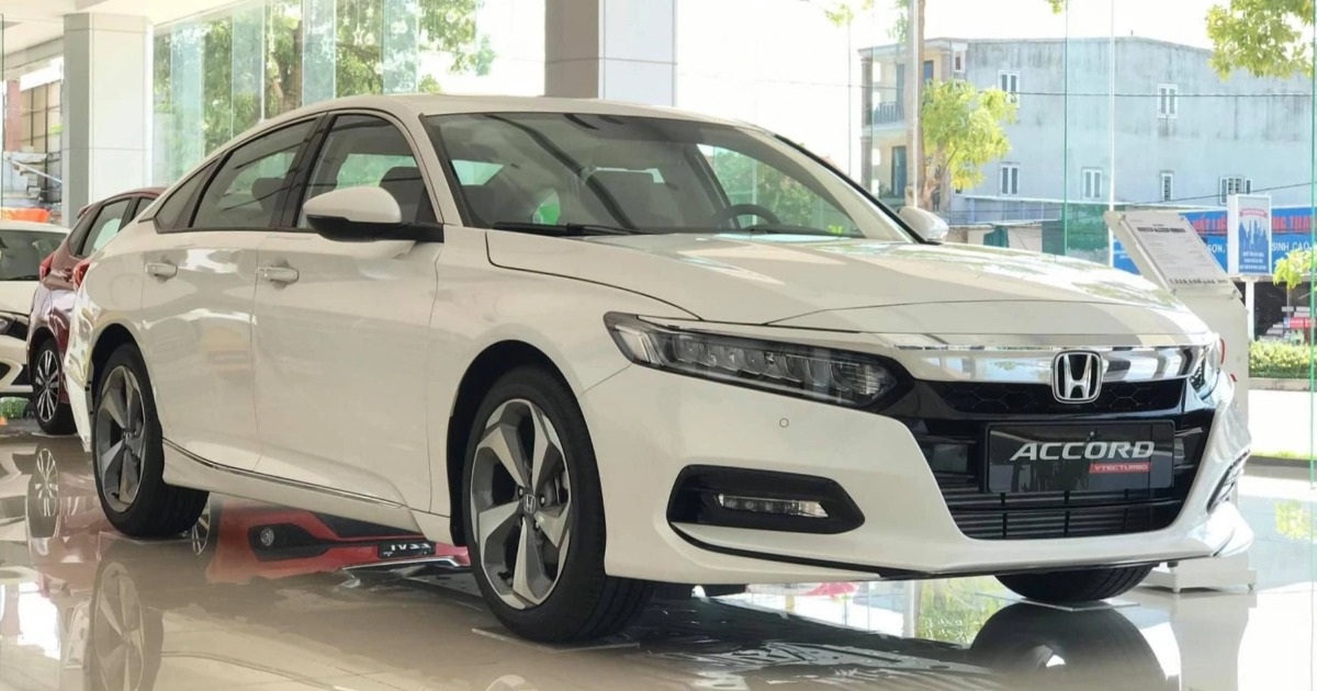 Mẫu sedan hạng D này đang giảm 200 triệu đồng, rẻ ngang Camry tiêu chuẩn