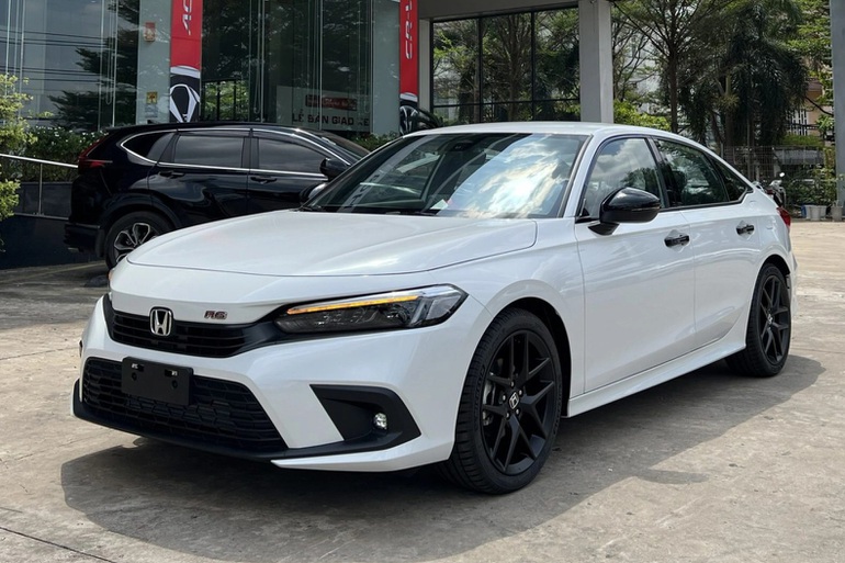 Honda Civic giảm giá 30 triệu đồng tại đại lý, cạnh tranh Corolla Altis