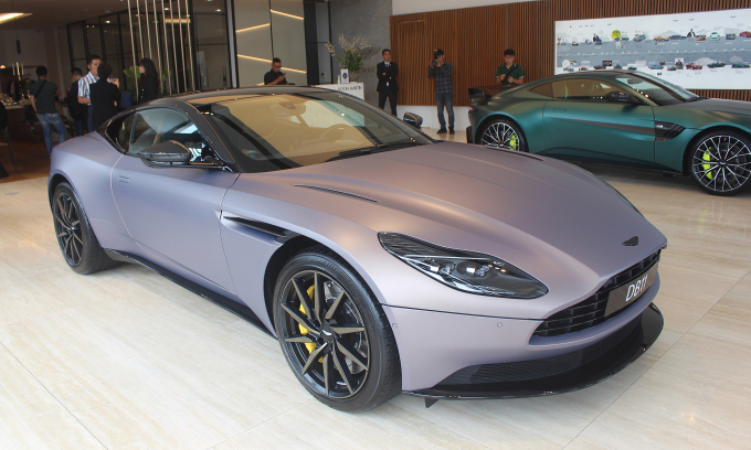 Aston Martin DB11 V8 - coupe thể thao giá gần 20 tỷ đồng