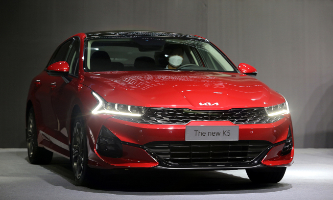 Kia K5 ra mắt, giá từ 869 triệu đồng