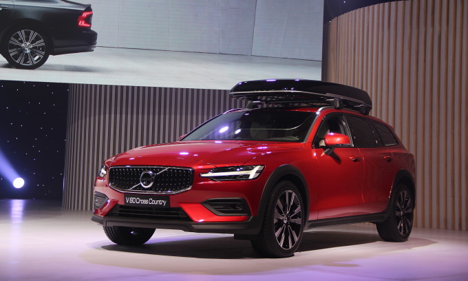 Volvo V60 Cross Country giá 2,55 tỷ đồng - xe sang kiểu mới