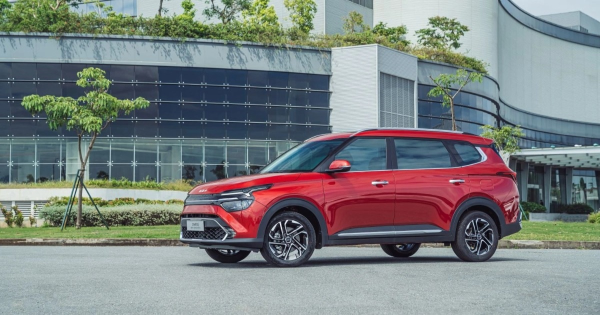 Kia Carens tiếp tục rớt giá nhưng vẫn đắt hơn Mitsubishi Xpander