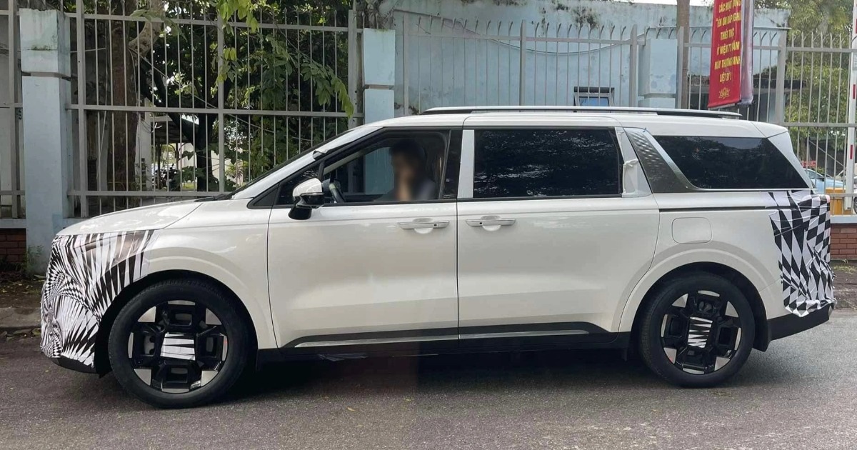 Kia Carnival 2024 bất ngờ xuất hiện tại Việt Nam, bỏ ngỏ bản hybrid?