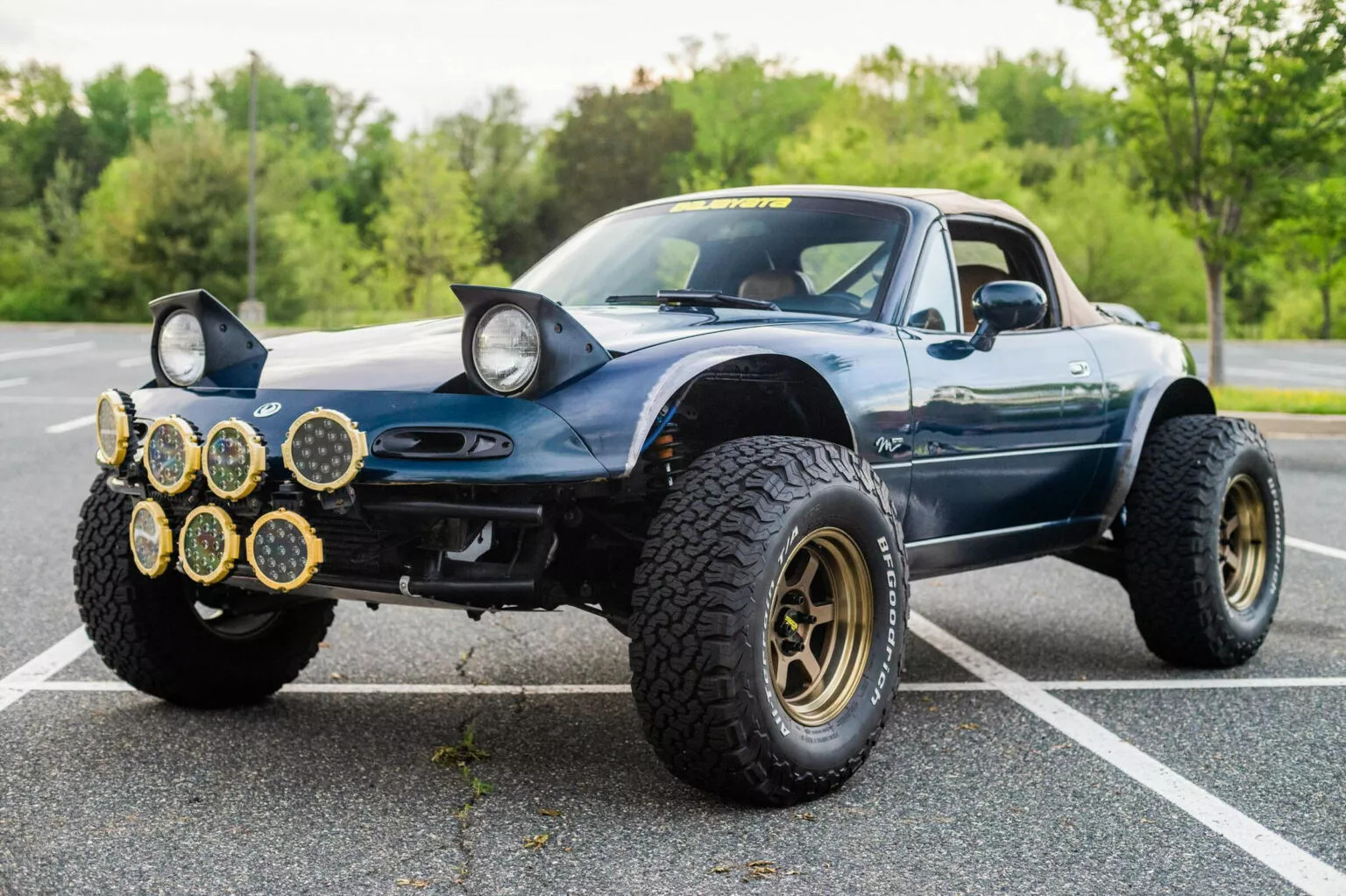 Mazda MX-5 Miata mui trần 'đỏng đảnh' biến hoá thành xe off-road đầy bụi bặm
