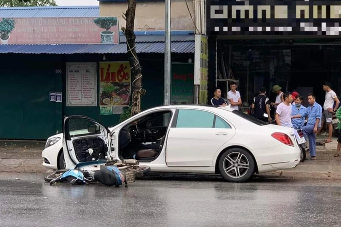 Tranh cãi tình huống xe máy đâm gãy cửa Mercedes-Benz S400