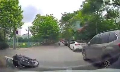 Người phụ nữ tự ngã xe máy trước đầu ôtô