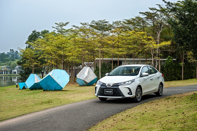 Kiên cường trong đại dịch, Toyota Vios giữ vững ngôi đầu phân khúc và bỏ xa đối thủ