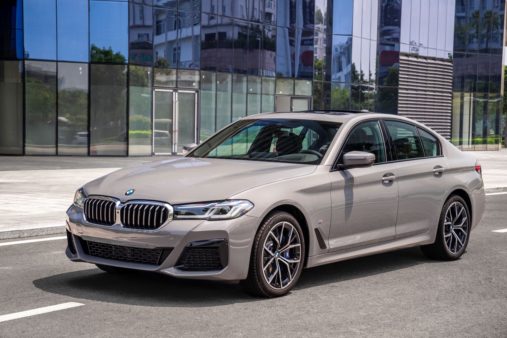 BMW 5 Series: Sedan hạng sang lý tưởng cho tín đồ BMW