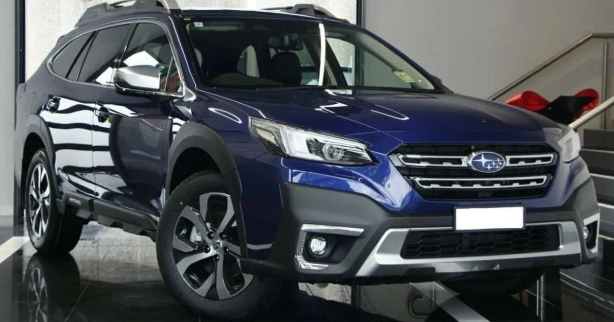 Subaru Outback chạm 