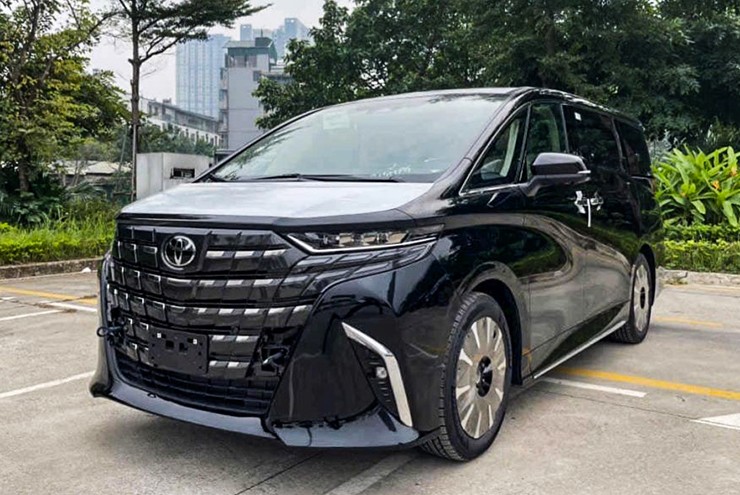 Toyota Alphard nhập tư nhân cao hơn giá xe chính hãng 300 triệu đồng có gì đặc biệt?