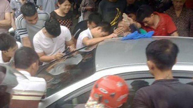 Thót tim giải cứu bé trai bị bố bỏ quên trong ô tô ở Quảng Ninh