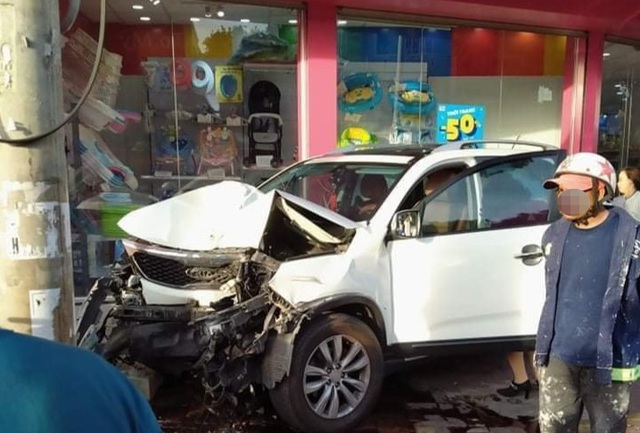 Kia Sorento lao vọt lên vỉa hè gây tai nạn, nghi nữ tài xế nhầm chân ga