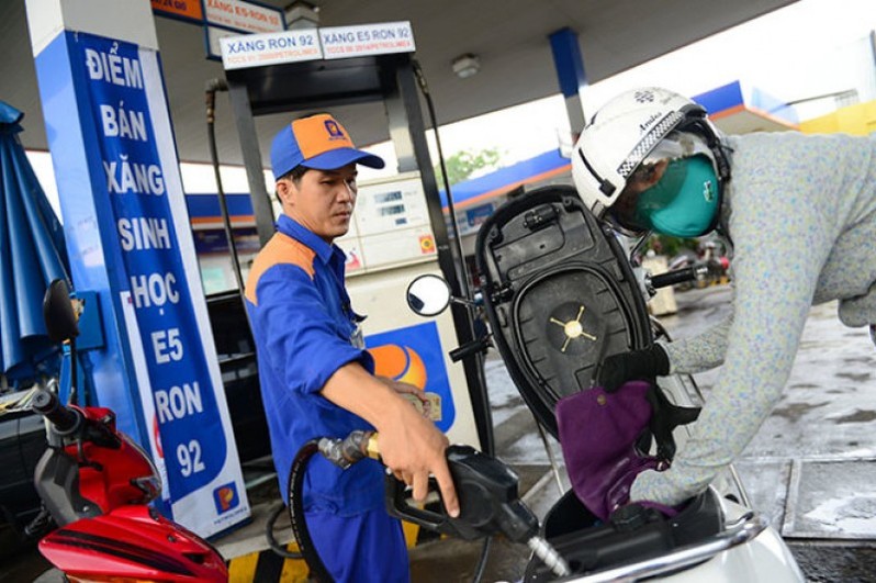 Giá xăng RON 95 tăng thêm 718 đồng/lít