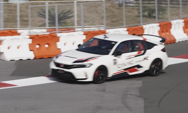 'Xe đua đường phố' Civic Type R thử sức ở đường F1 Việt Nam