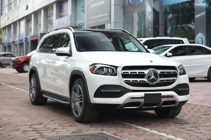 Mercedes GLS chênh giá gần 700 triệu đồng tại đại lý cho các xe giao ngay