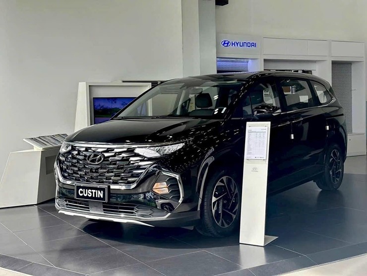 Giá xe Hyundai Custin lăn bánh tháng 9/2024, giảm 50% phí trước bạ