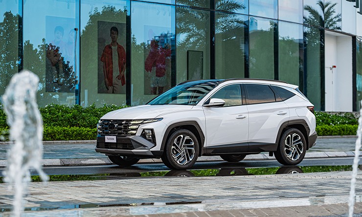 Giá xe Hyundai Tucson niêm yết và lăn bánh tháng 5/2025