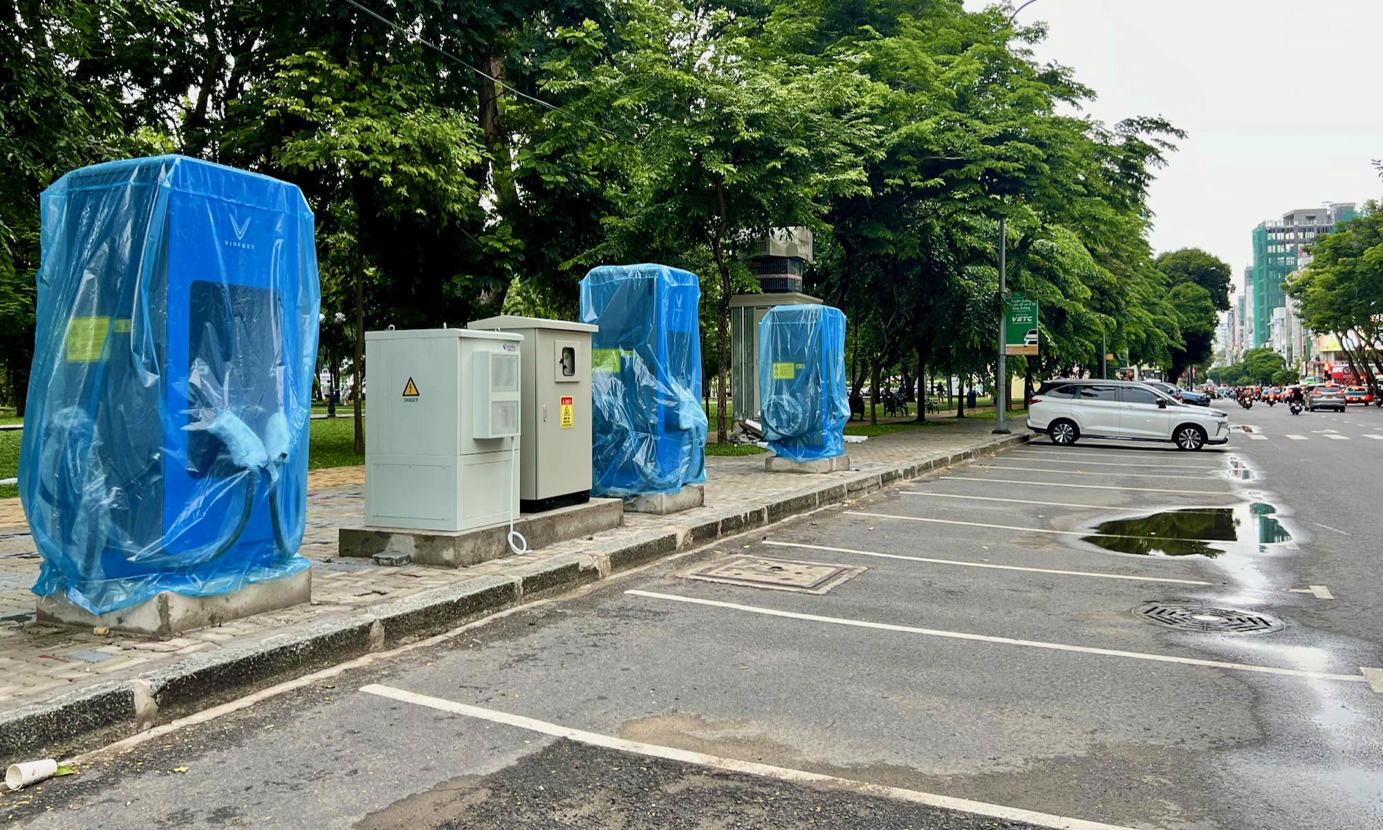 Triển khai trụ sạc siêu nhanh cho xe điện đỗ dưới lòng đường