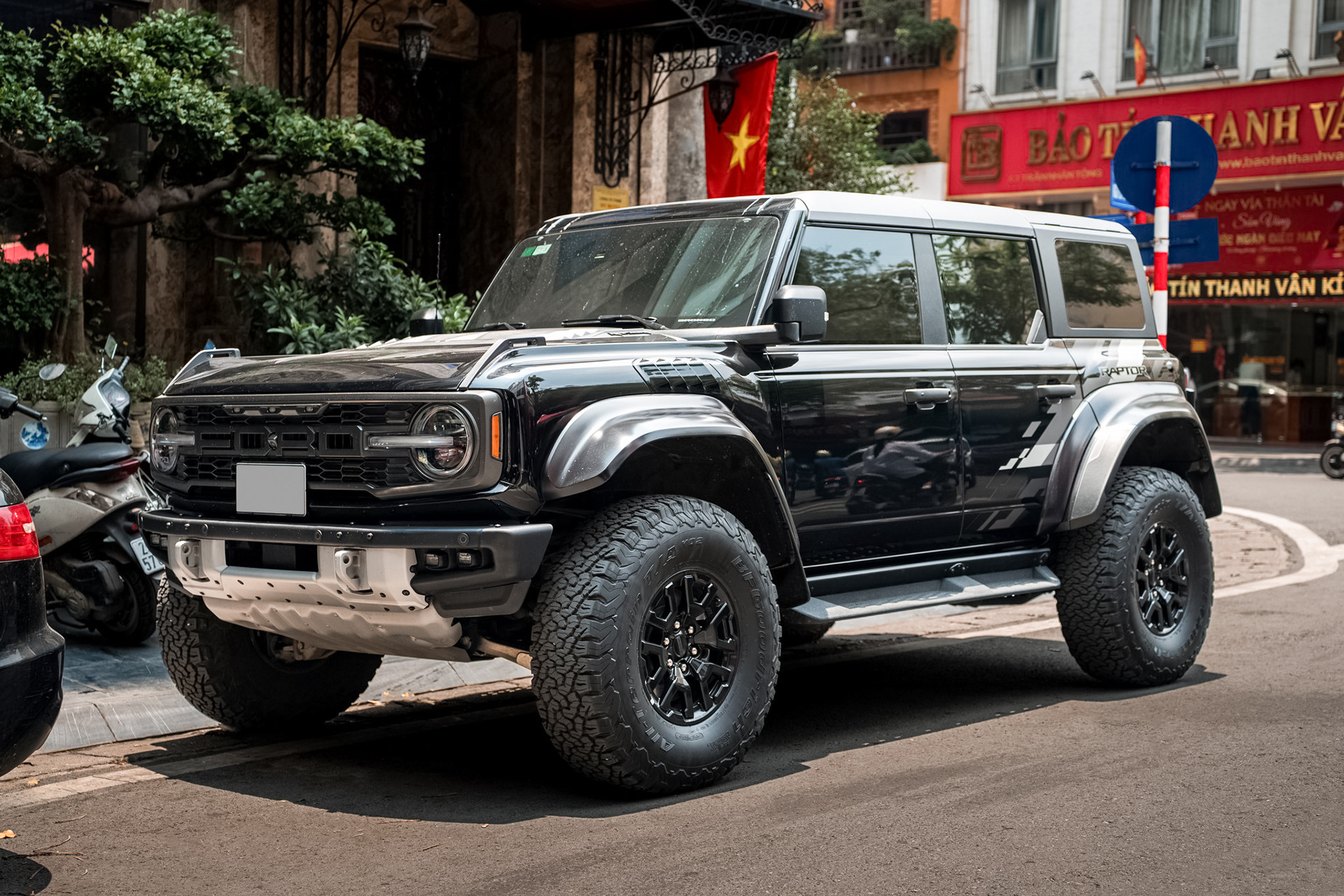 SUV 'hàng độc', đắt hơn cả Land Cruiser bất ngờ xuất hiện trên đường phố Hà Nội