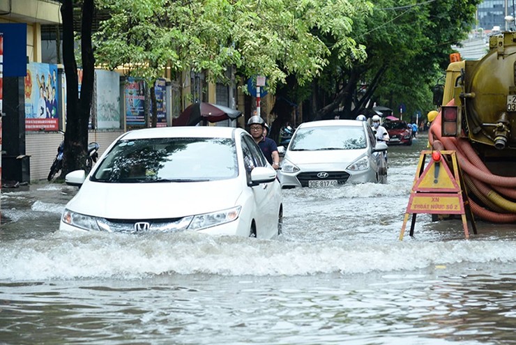 Cảnh báo nguy hiểm khi lái xe qua vùng nước ngập