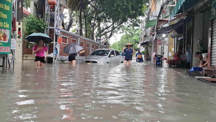 Chủ ô tô cần làm gì khi xe chết máy giữa mưa lũ hoặc rơi vào vùng ngập nước?