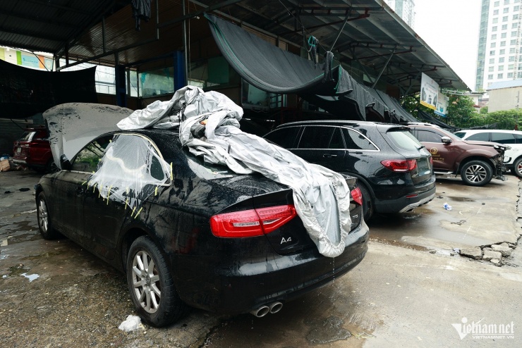 Gara chật cứng ô tô ngập nước chờ sửa, chủ xe sang Đức phải chi hàng trăm triệu