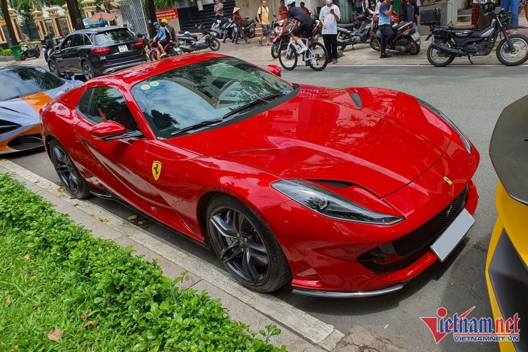 Siêu xe Ferrari 812 GTS sơn đỏ độc nhất Việt Nam giá 26 tỷ dạo phố Sài Gòn
