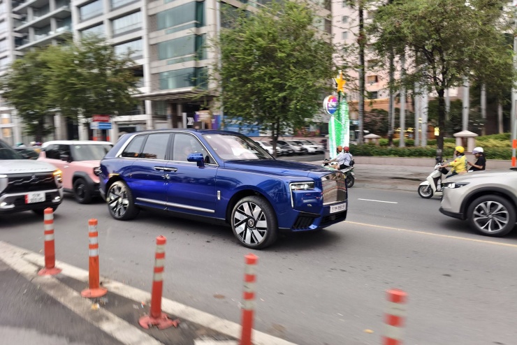 Xe siêu sang Rolls-Royce 40 tỷ của đại gia Sài Gòn gắn biển đấu giá 395 triệu